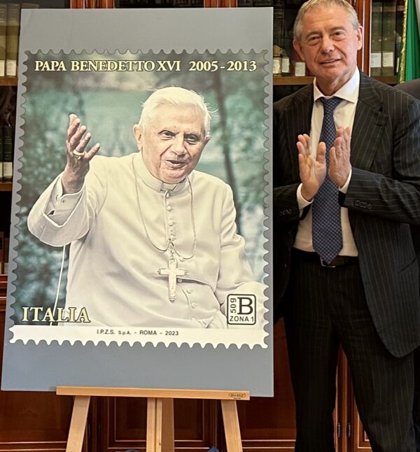 Presentato il francobollo commemorativo di Papa Benedetto XVI