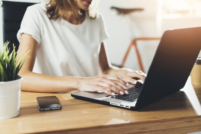 giovane-donna-manager-al-computer