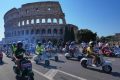 Vespa, 80 anni di storia: a Roma la più grande parata di sempre celebra un’icona del Made in Italy